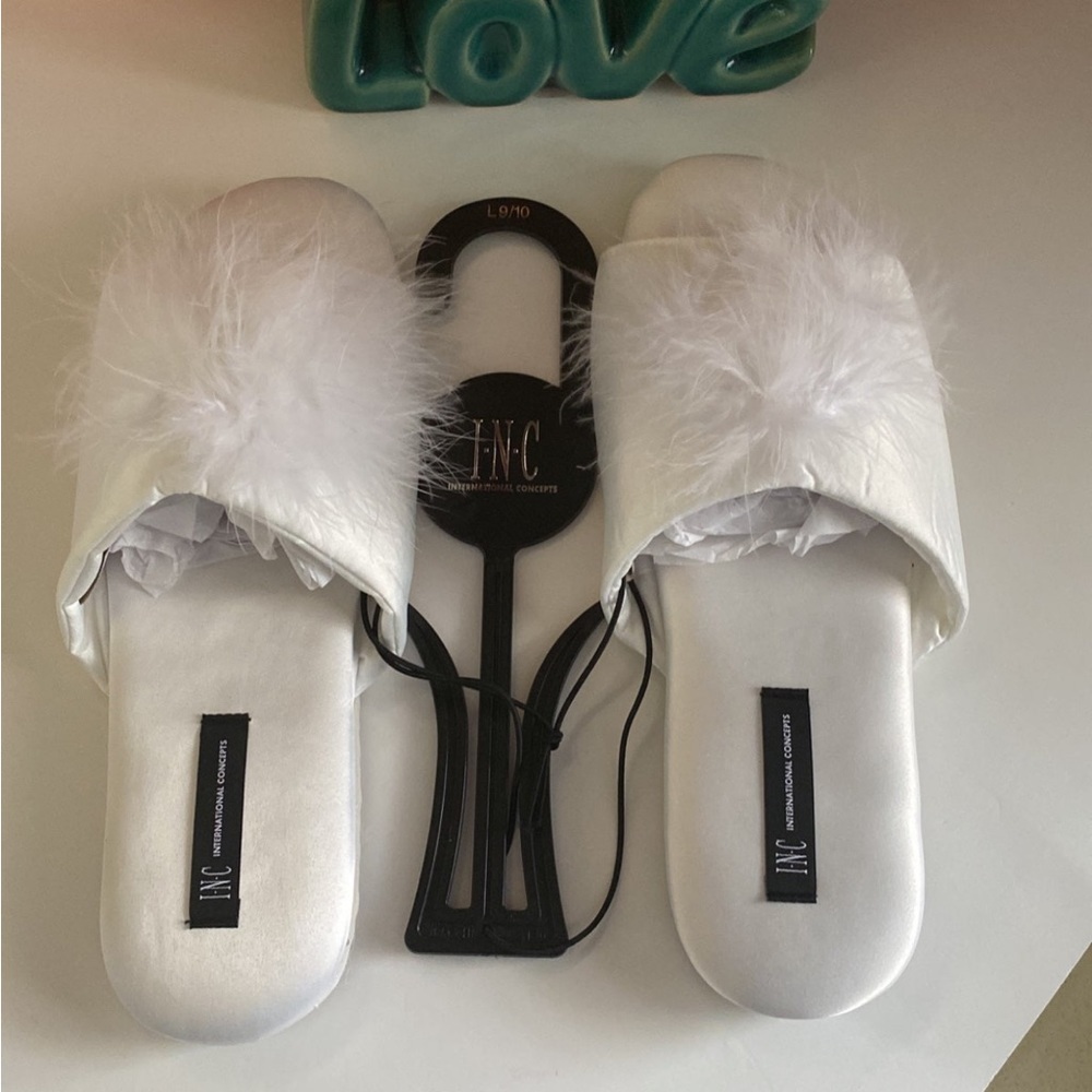 NWT Fluffy white satin slippers size 9/10